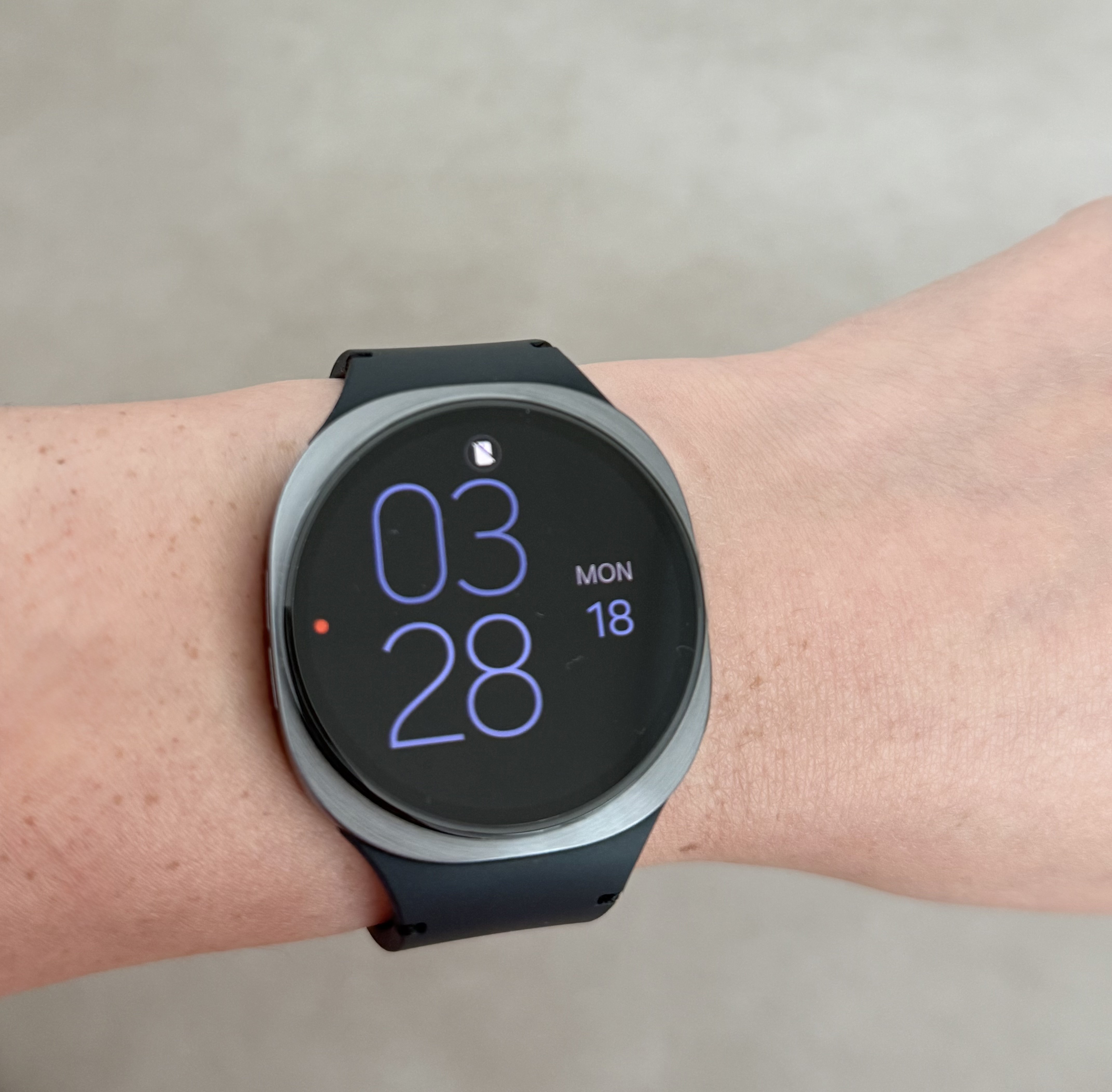 어른 갤럭시 워치 착용