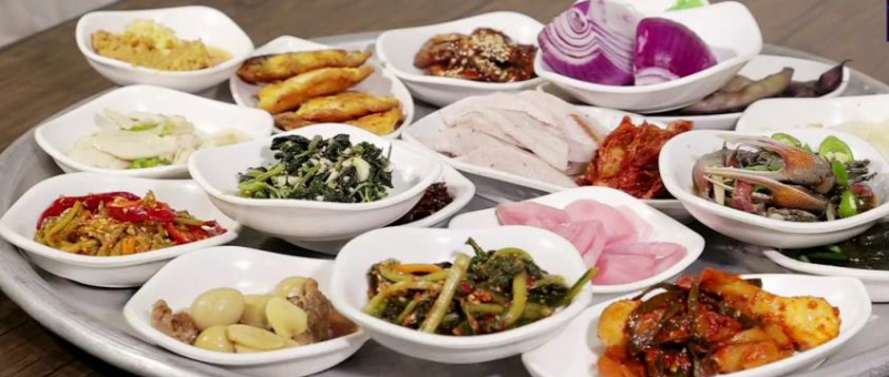 병어회에 나오는 기본 반찬들