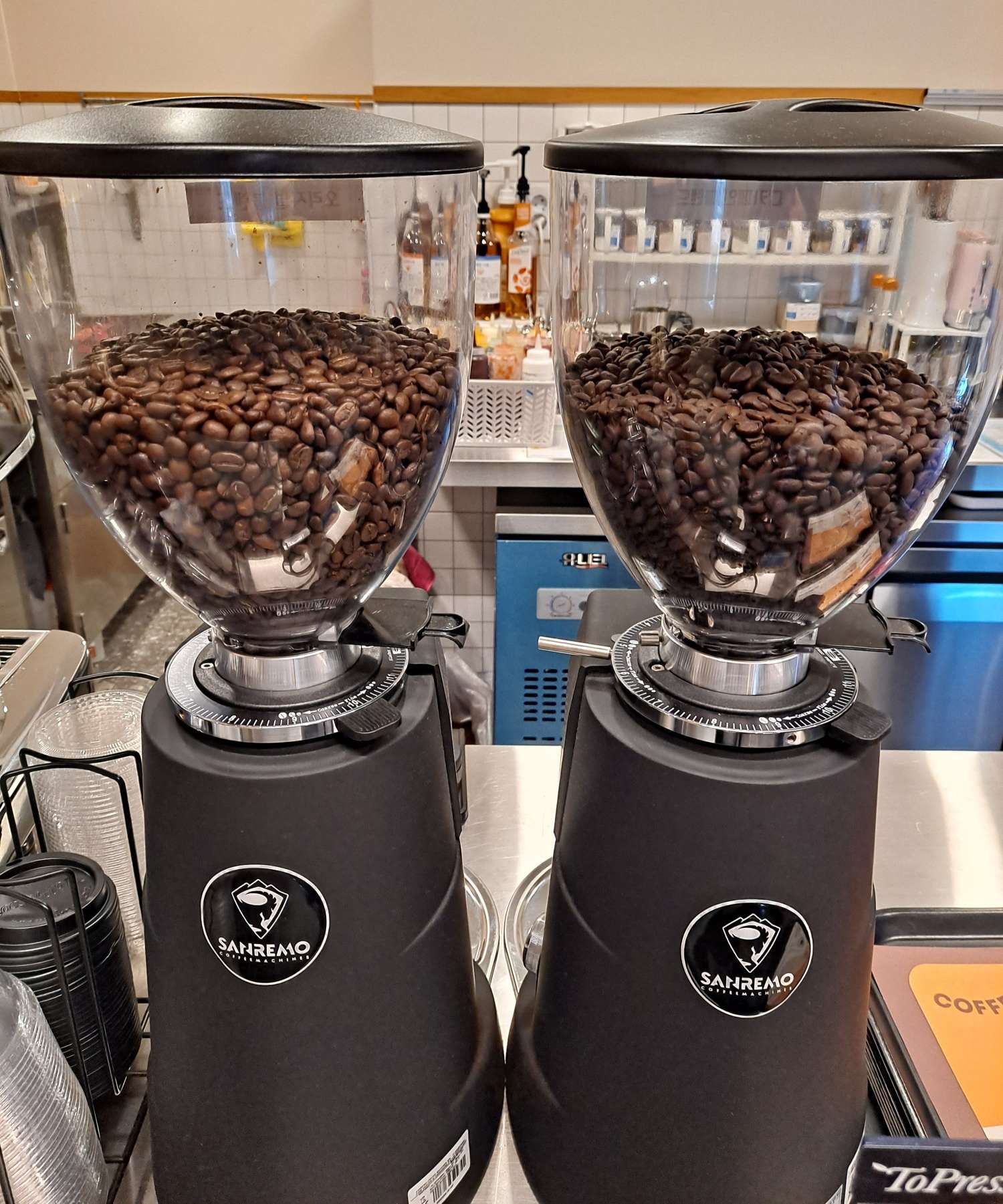 토프레소 원두가 담겨있다