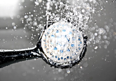 샤워기에서 물 나오는 모습