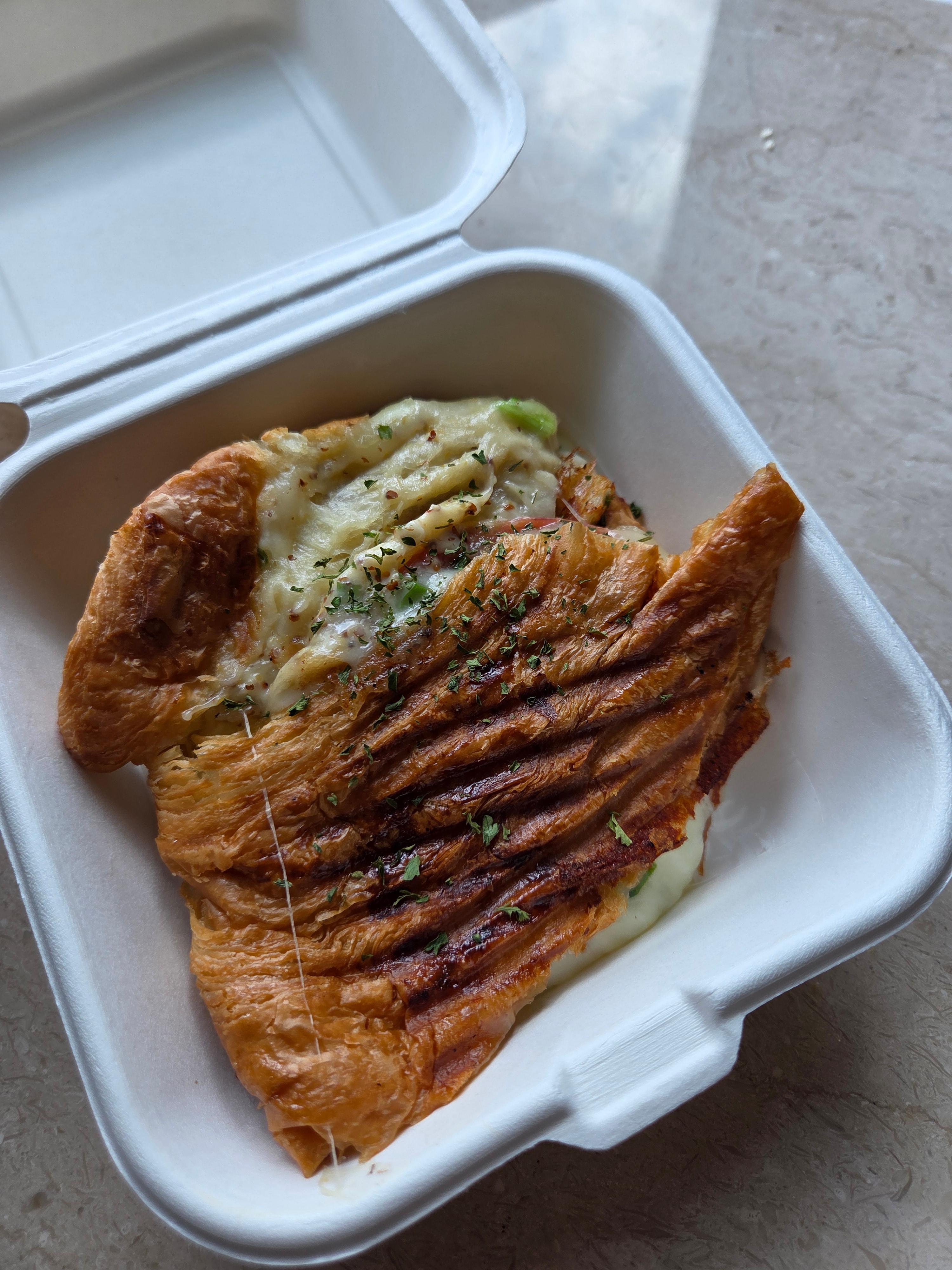 바삭한 크루아상에 치즈가 가득 들어간 햄치즈 샌드위치