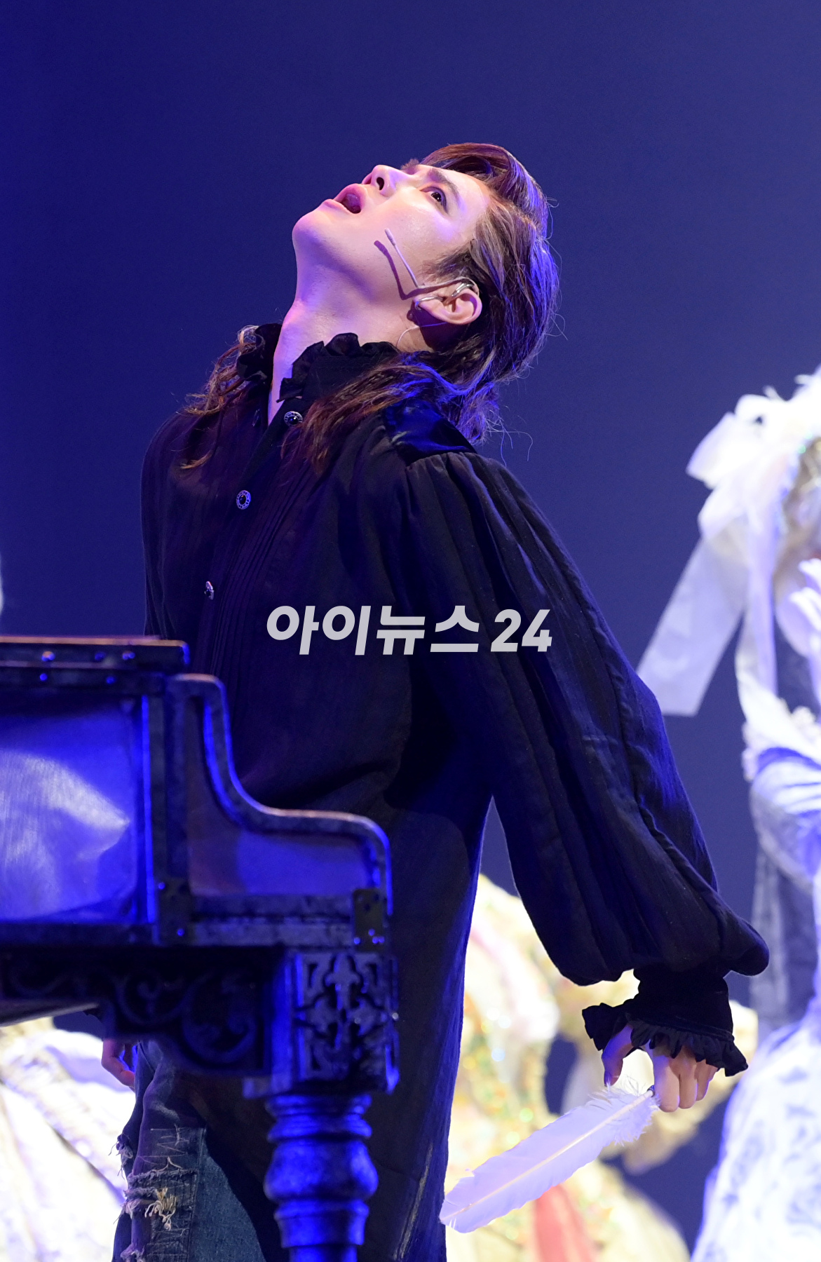 엑소 수호가 20일 오후 서울 종로구 세종문화회관 대극장에서 열린 뮤지컬 '모차르트!' 프레스콜에 참석해 열연하고 있다. [사진=정소희 기자]