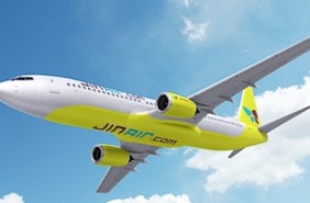 노랑페인트를 입은 진에어 비행기가 하늘을 힘차게 날아오르고 있다.