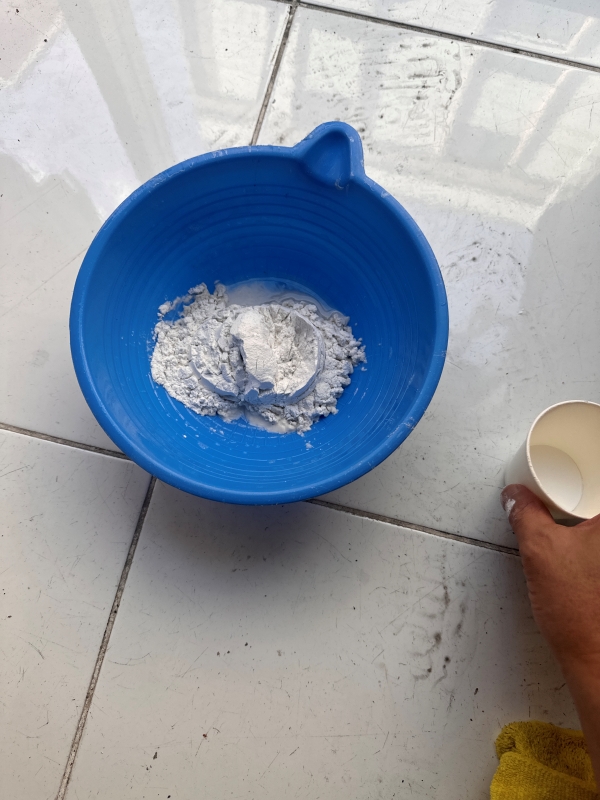 규조토 가루를 맹물에 부었습니다.