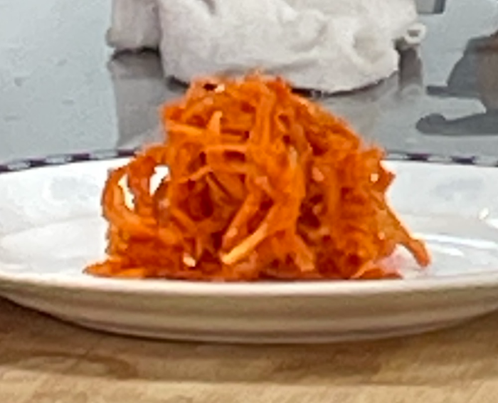 한식조리기능사 실기시험 준비 - 더덕생채 - 더덕생채는 그릇에 높게 쌓아 올려 담기