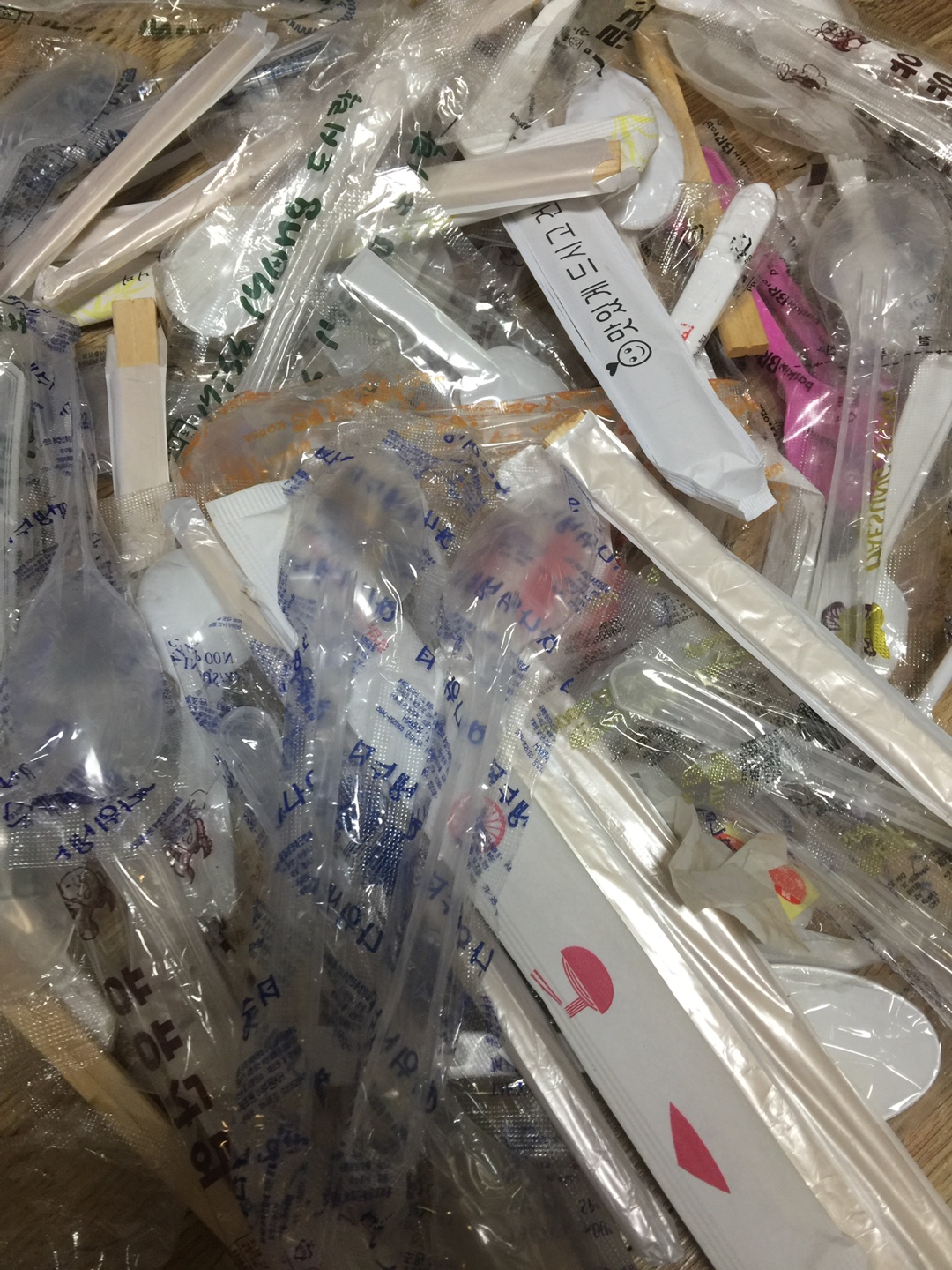 나무젓가락과 플라스틱 솓가락