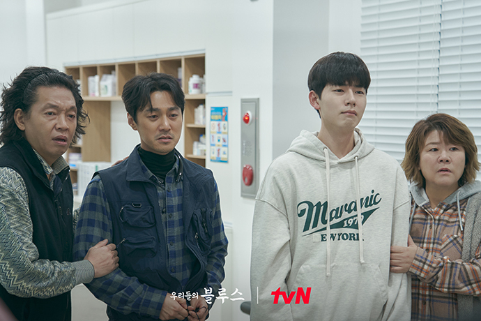 병원에서-영주-기다리는-인권과-호식-현이-은희