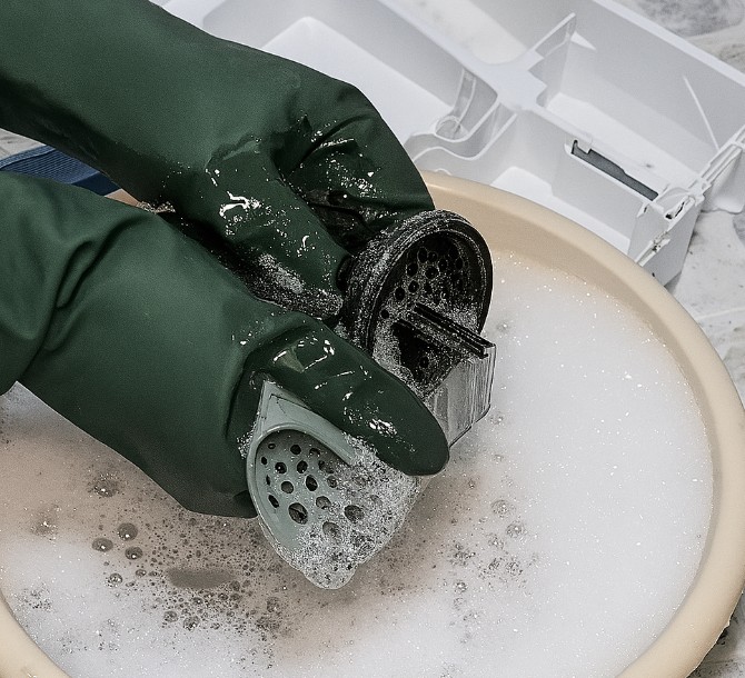 분리한 필터를 세척하는 모습