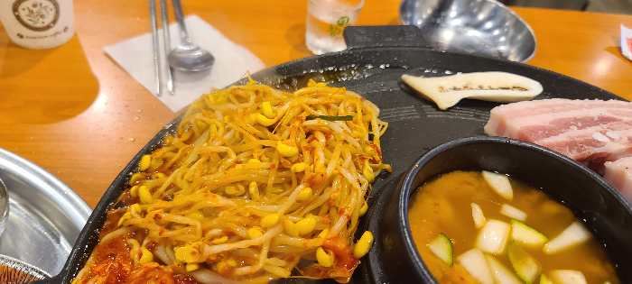효자동솥뚜껑 성남금광점 듀록흑돼지 달걀찜 밑반찬 삼겹살 콩나물무침 묵은김치 얇은버섯 셀프바이용 불친절