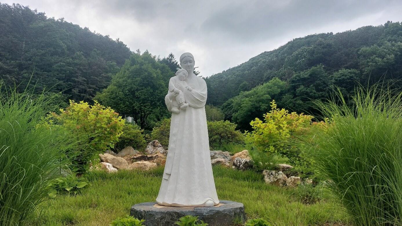 성당 외부 마리아 상