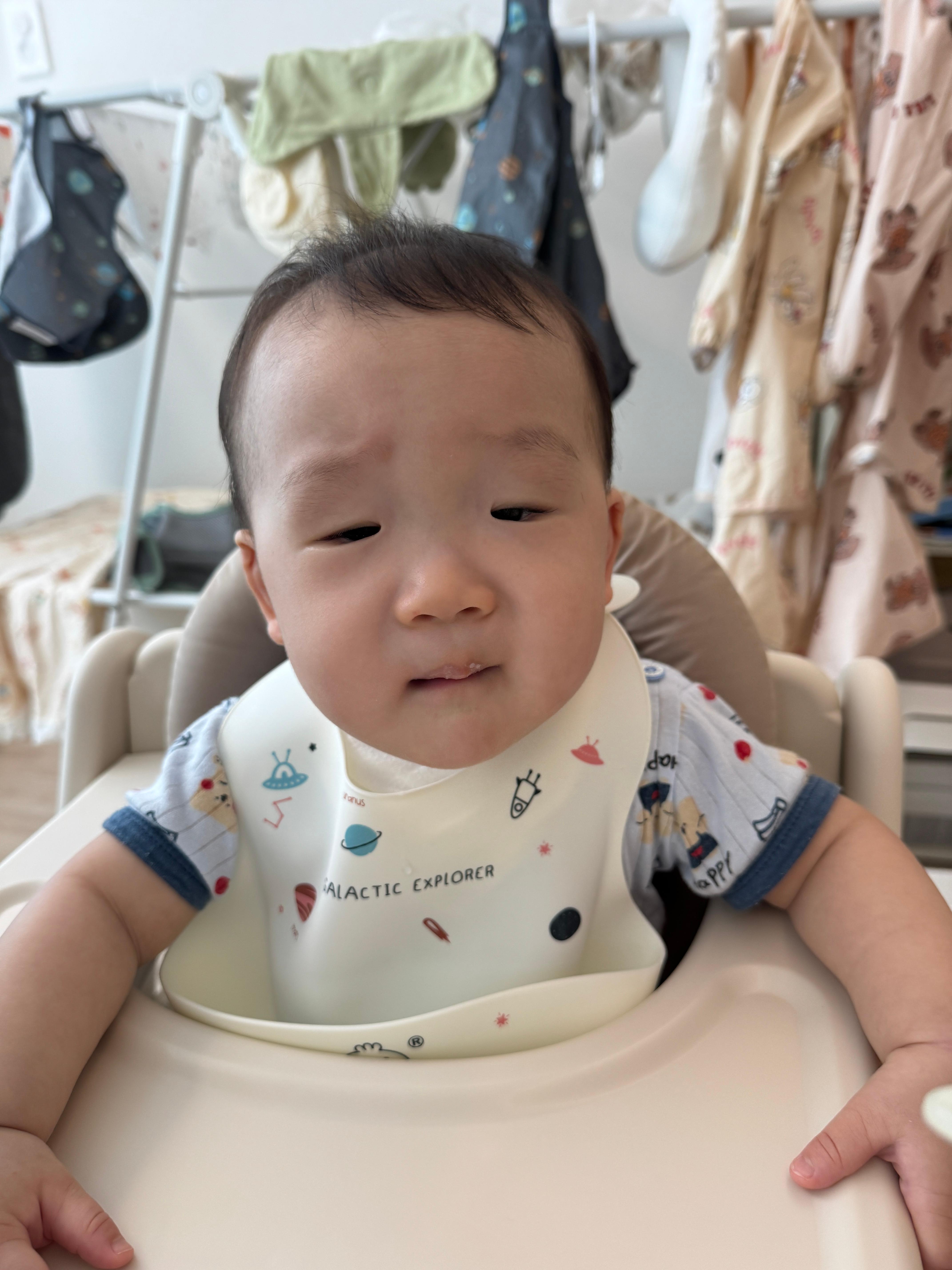 닭고기당근브로콜리죽을 먹고 살짝 인상을 쓰는 아기 모습