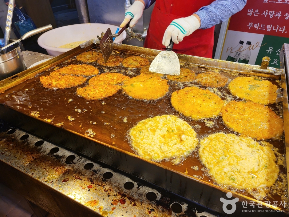 광장시장 맛집 골목 빈대떡 부치는 모습
