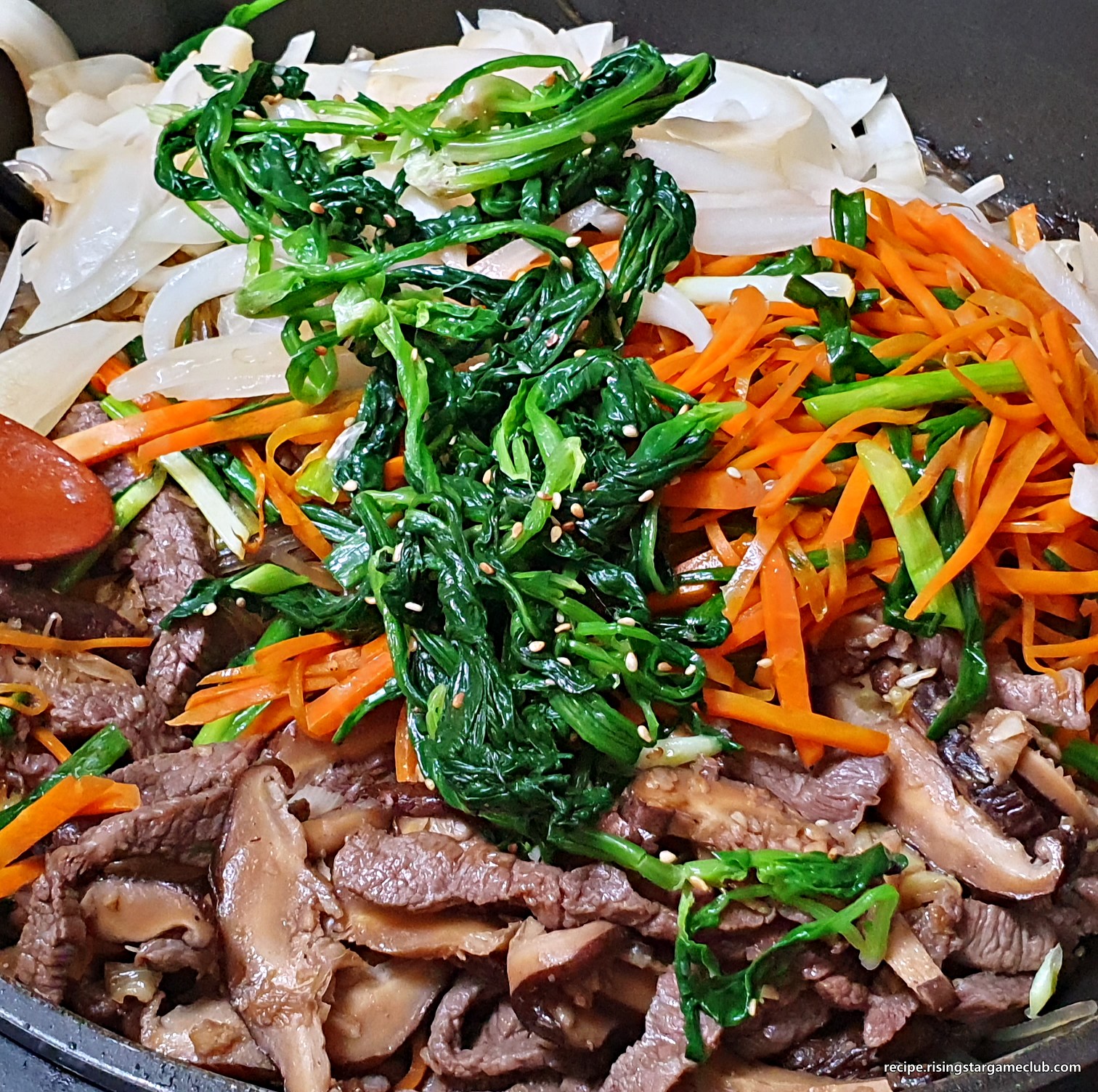 잡채를 버무려서 마무리 하기 위해서 볶은 당면에 볶은 야채(당근, 양파, 쪽파)와 표고버섯 소고기 볶음을 전부 넣은 사진