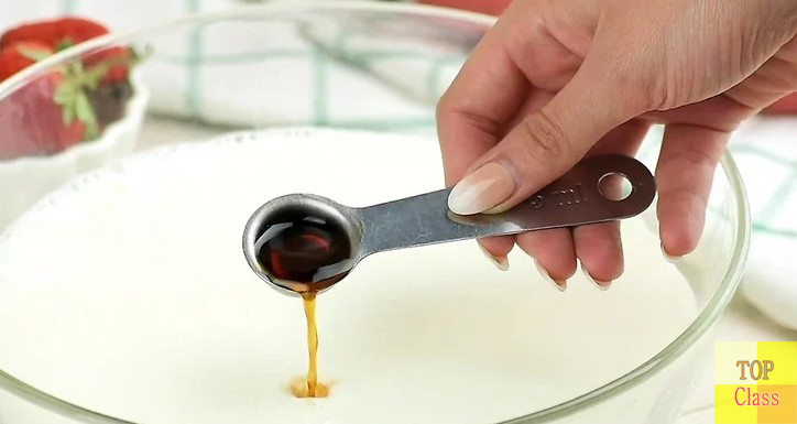 큰그릇에 우유,바닐라,설탕을 넣고 잘 섞어준다