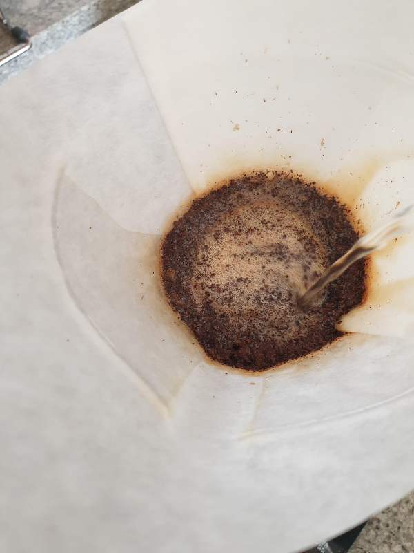 서클 푸어하면서 골고루 물을 분사 시켜 추출력을 높인다.