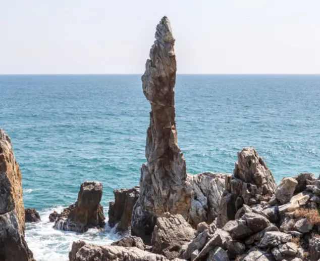 파도치는 바다 바위 위 촛대처럼 우뚝 솟은 바위