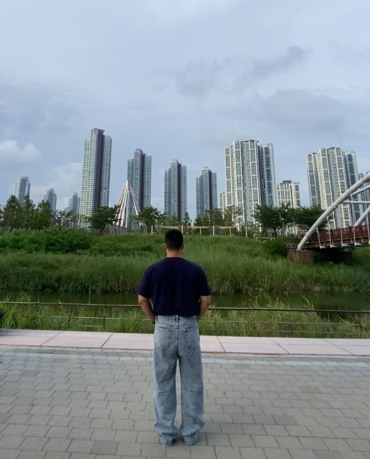 데일리룩(2025. 8. 17.)노티카 83플래그 로고 반팔티 티셔츠 네이비, 무신사스탠다드 패널드 니 와이드 데님 팬츠 연청바지, 컨버스 올스타 척테일러 레드, 루미녹스 3954