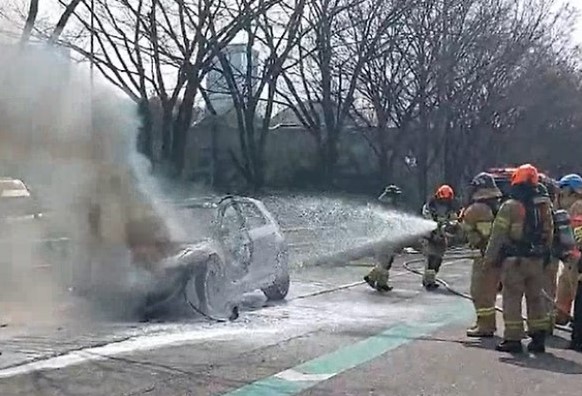 전기차 화재 사고 후 소방관들 사고를 진압하고 있다
