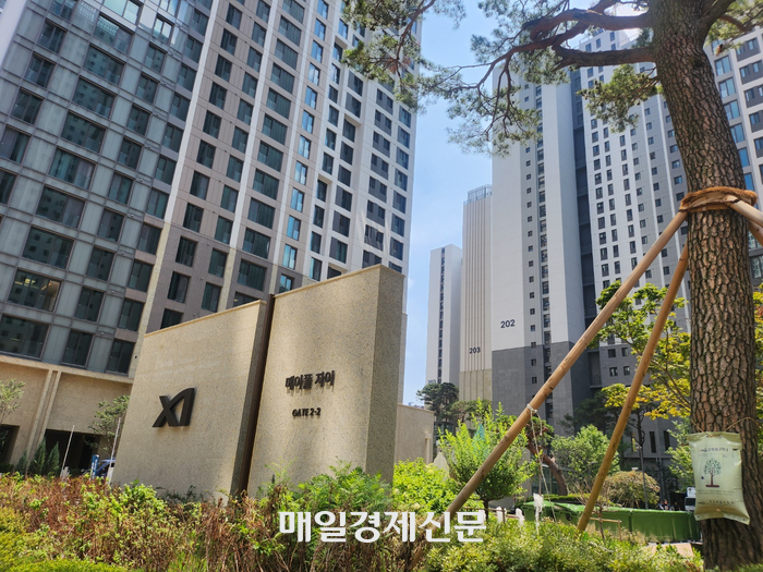 지난달 30일 입주를 시작한 서울 서초구 메이플자이 단지 전경.