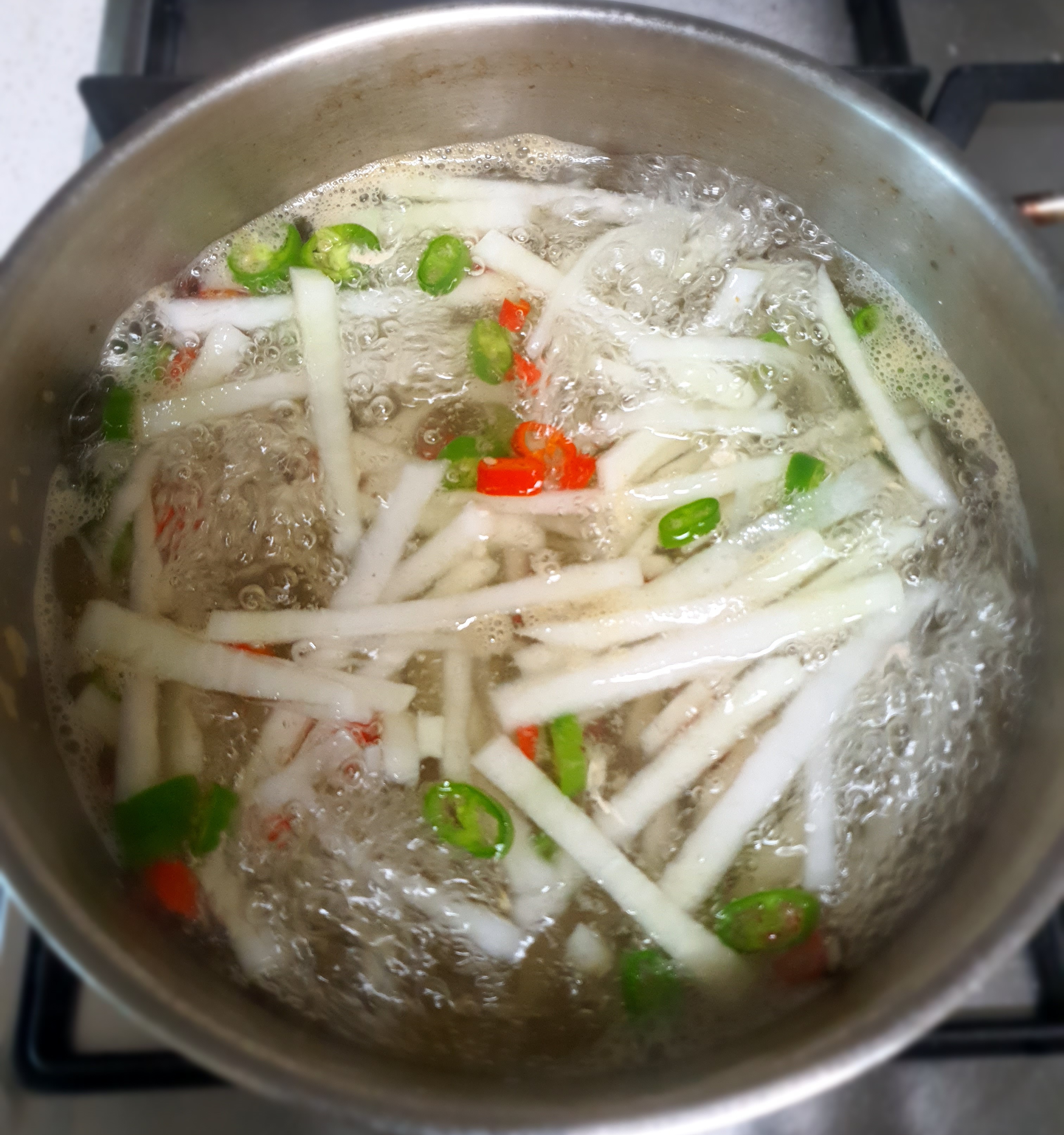 청양고추로-국물을-냅니다.