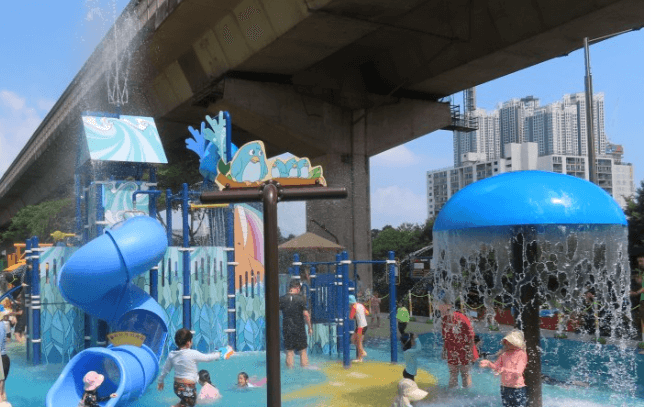 청계천-워터슬라이드-버섯분수-물놀이하는아이들