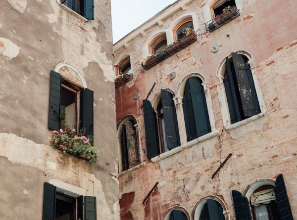 공사를 해야할 낡은 아파트