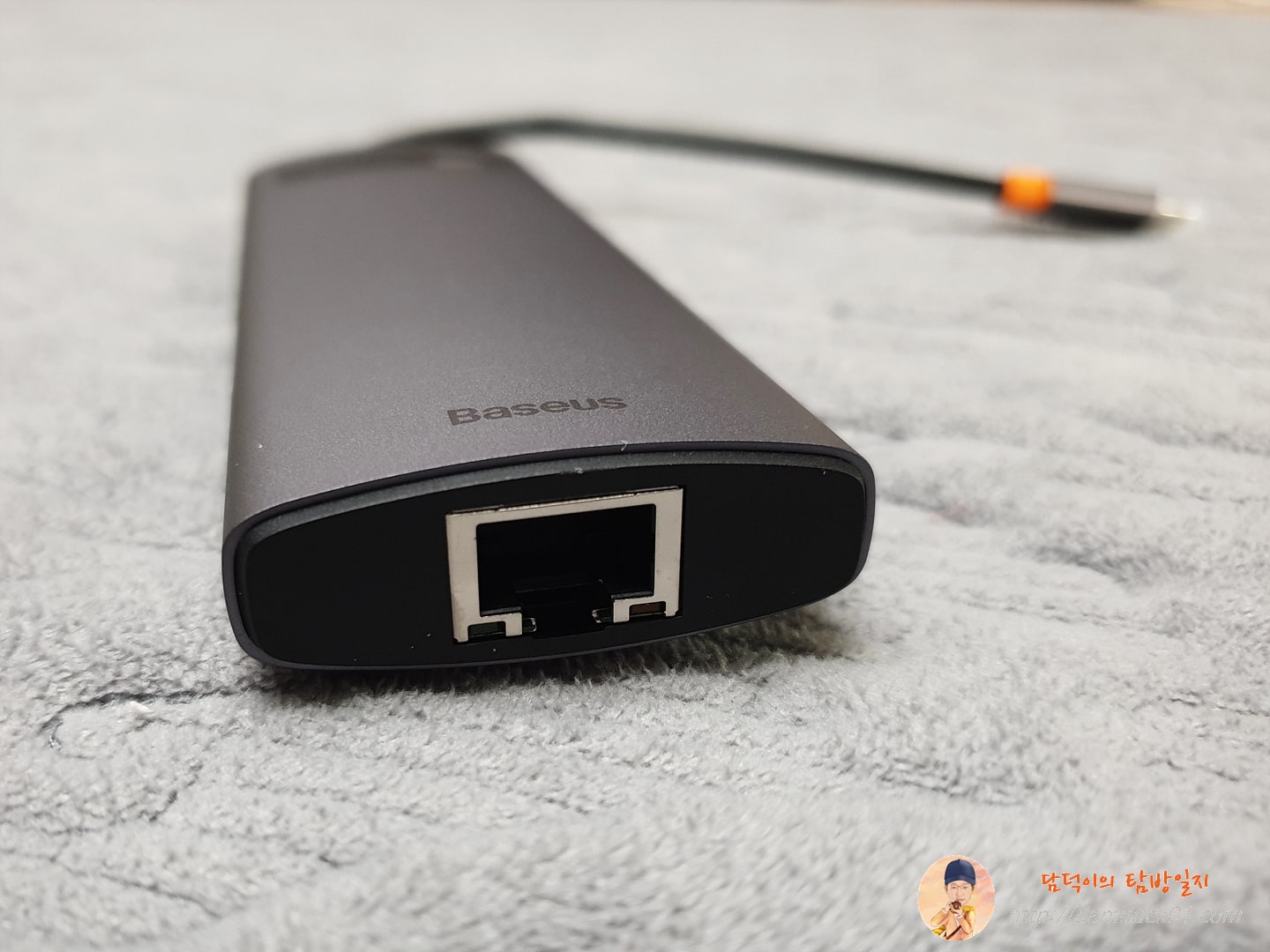 베이스어스 메탈글림 C타입 8-in-1 허브 도킹 스테이션 유선 네트워크