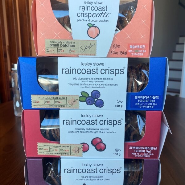 레인코스트라고 적힌 박스가 4개 쌓여있습니다.