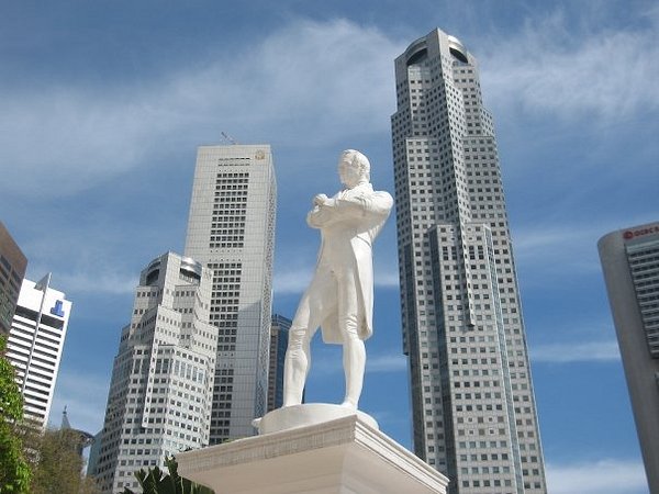 래플스 동상