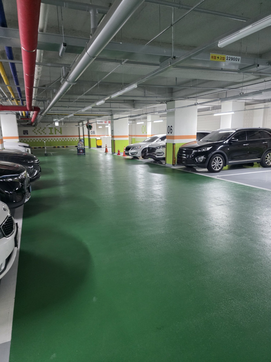 주차장-내부-모습입니다.