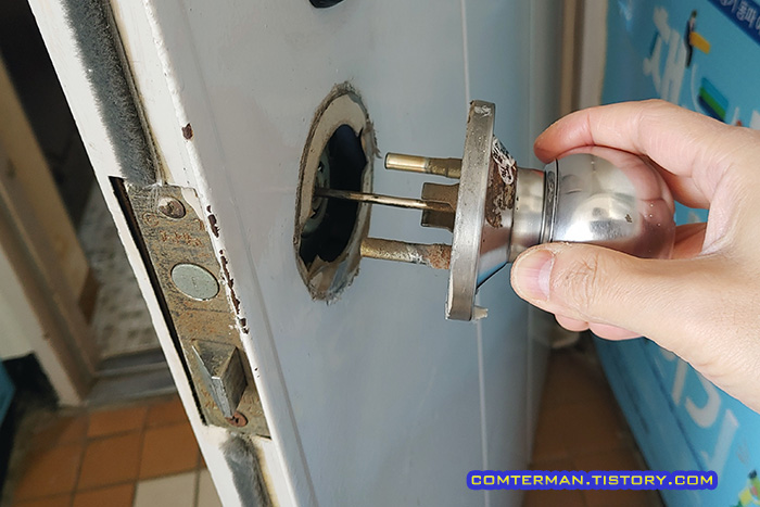 철문 바깥쪽 손잡이 분리