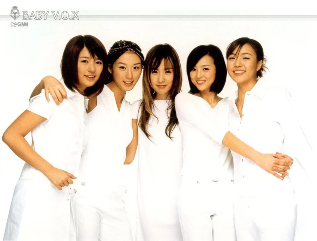 베이비복스 멤버들이 웃으며 정면을 바라보고 있다.