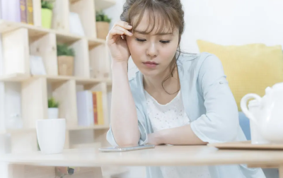 고민하는 여성