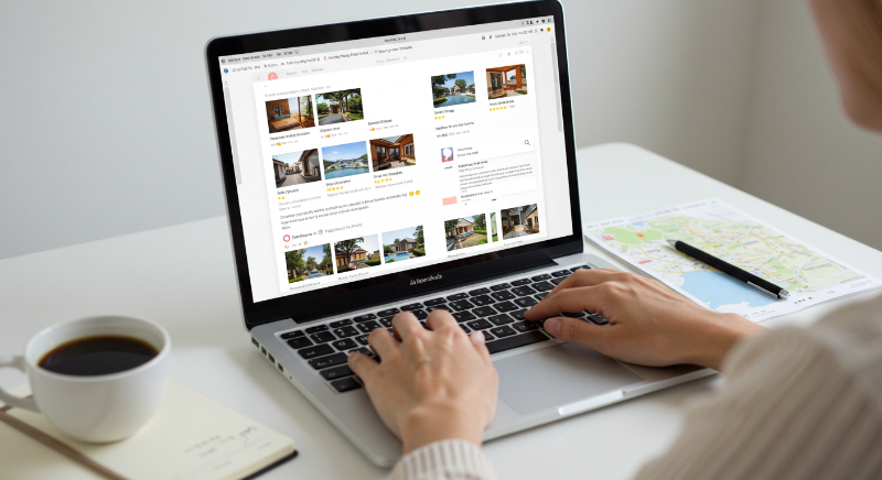 에어비앤비 앱으로 제주 한 달 살기 숙소를 검색하는 모습