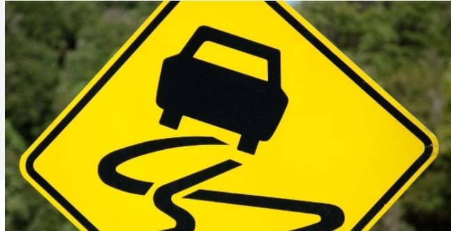 영국 산사태 및 도로의 침하 조사 Inspector warned Wiltshire B road was subsiding over a year before it buckled