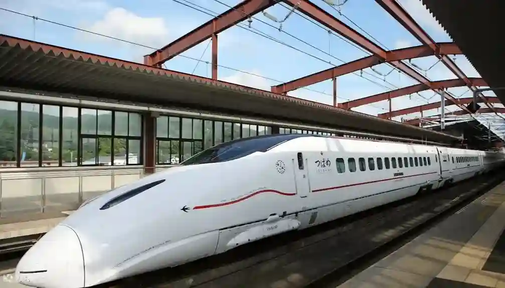 JR 큐슈의 신칸센 열차(츠바메)가 역 플랫폼에 정차해 있는 모습