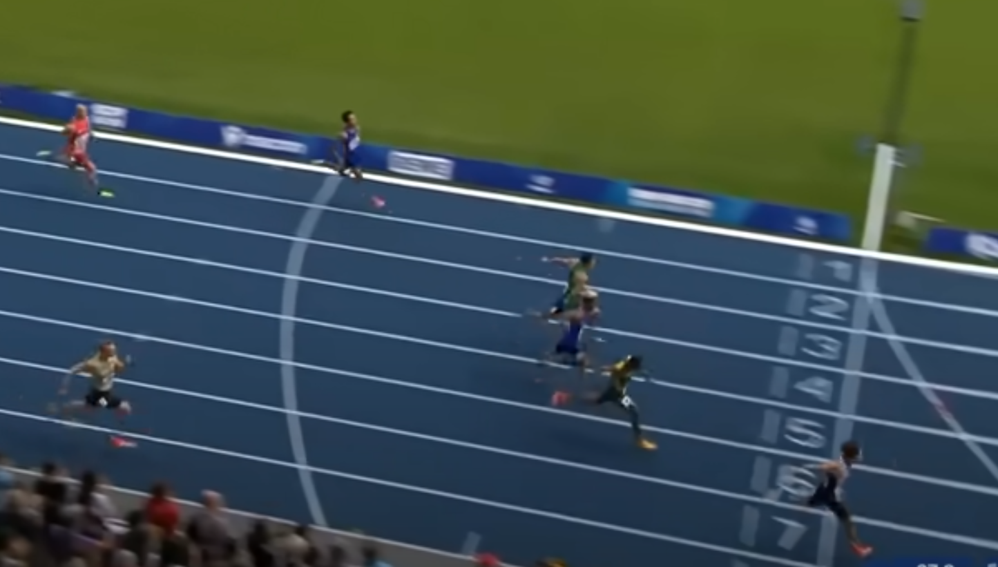 2025 하계유니버시아드 남자 400m 계주 결승에서 마지막 주자인 김정윤 선수가 1위로 통과하는 모습