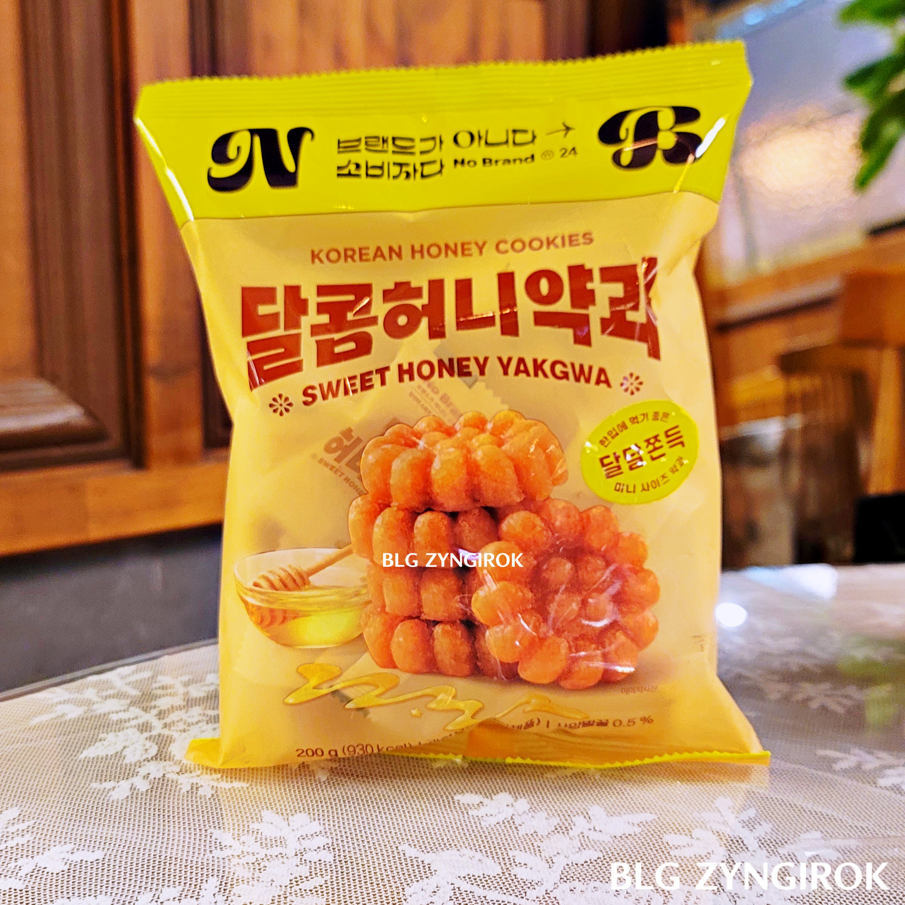 노브랜드 달콤허니약과가 테이블 위에 서있다.