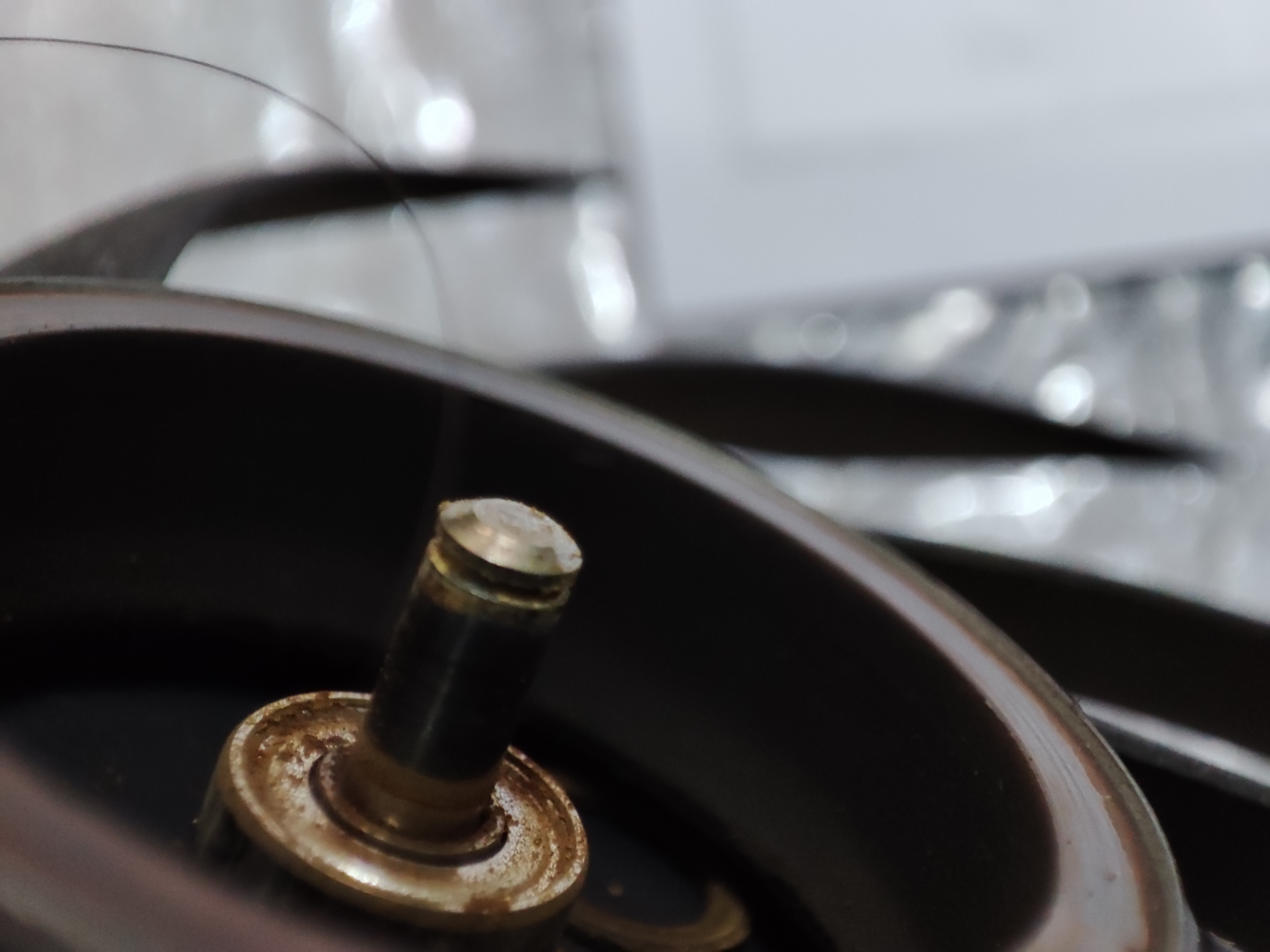 중심 축에 기름 찌꺼기 가루가 남았네요.