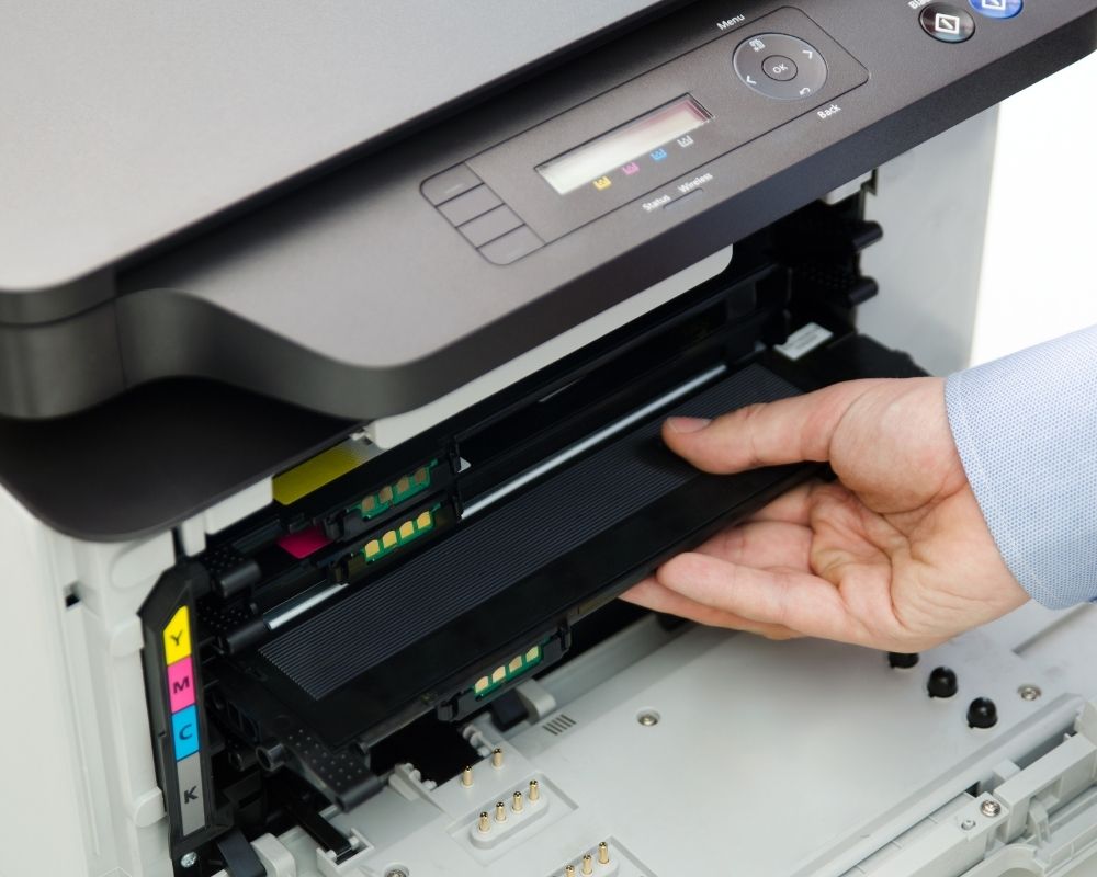 레이저 프린터기에 토너 카트리지를 교체하는 장면