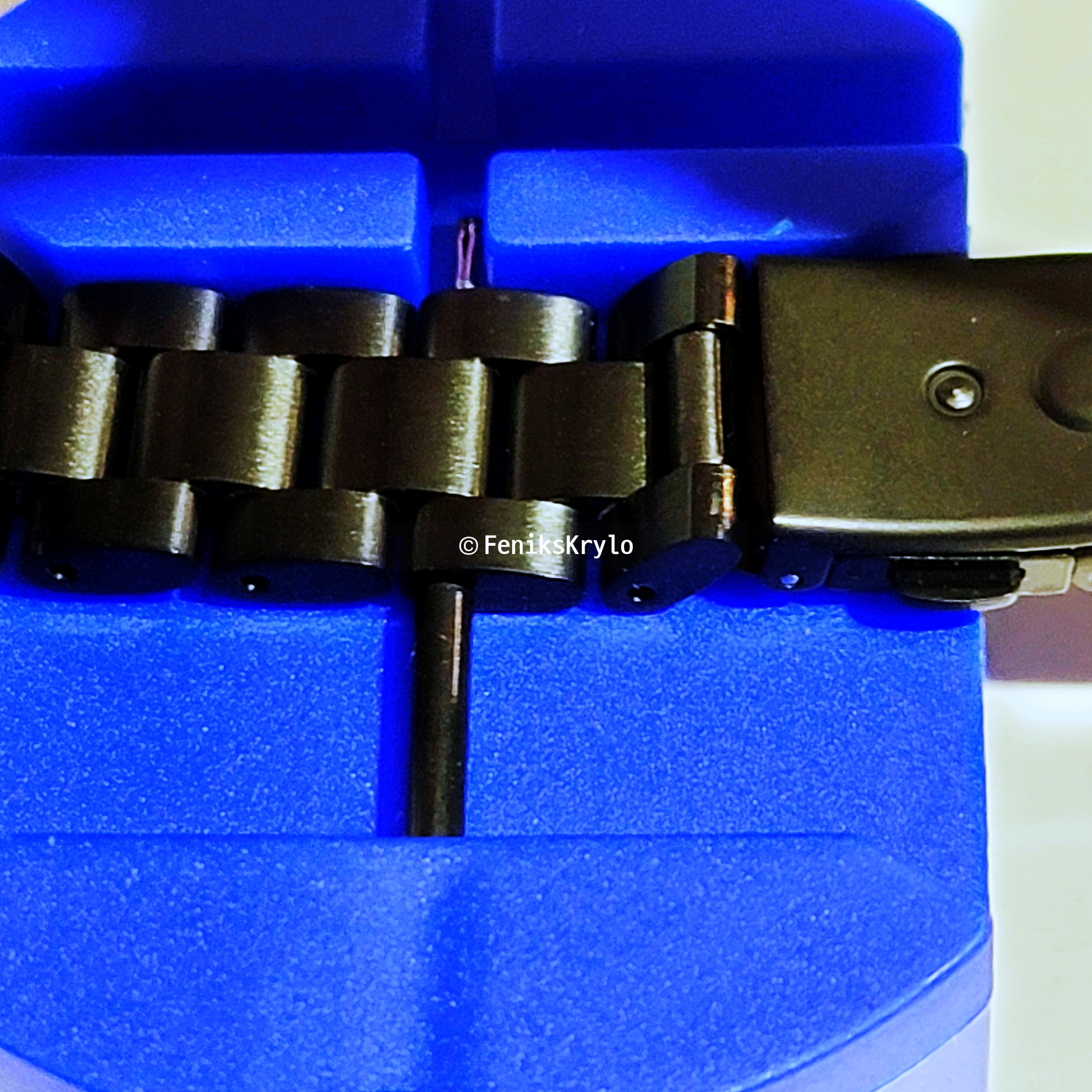 교체도구를-이용해-고정핀을-빼낸-순간의-모습이다.