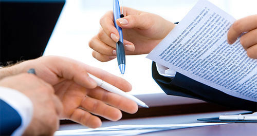 서류와-펜을-들고-설명하고-있는-남자2명의-손