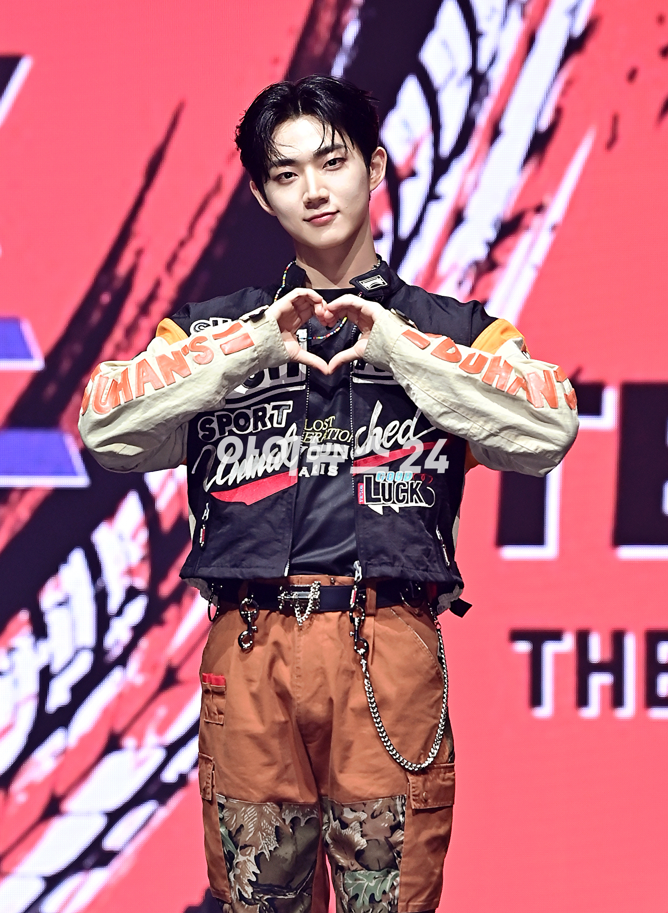 그룹 템페스트(TEMPEST) 형섭이 20일 오후 서울 목동 로운아트홀에서 열린 첫 번째 싱글 앨범 '폭풍 속으로' 쇼케이스에서 포토타임을 갖고 있다. [사진=곽영래 기자]