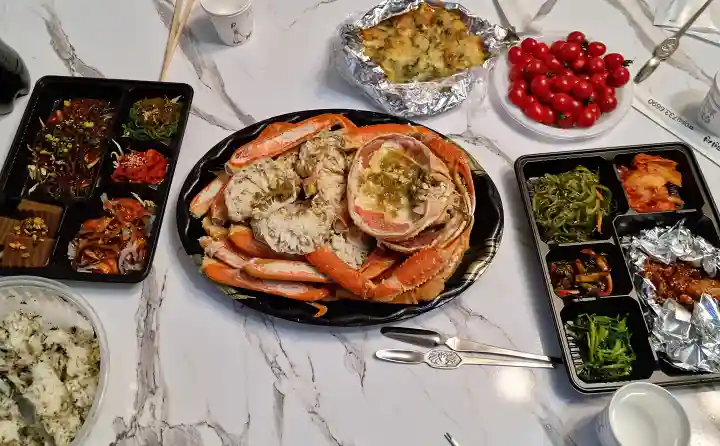 손질-대게-두마리와-밑반찬-상차림