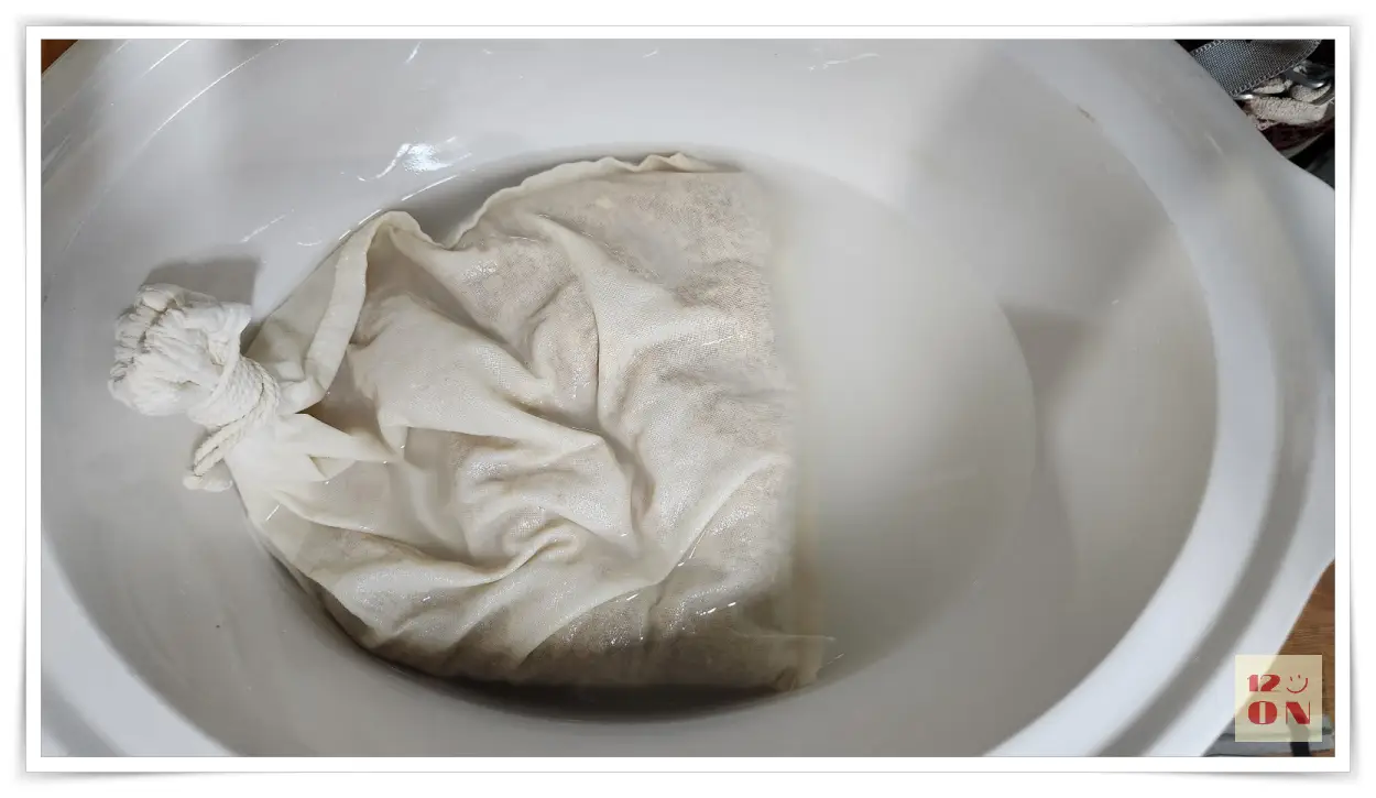 물에-불려있는-엿기름-면주머니