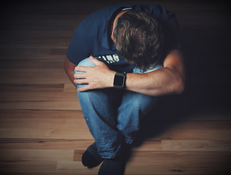 사랑니 발치_치통으로 힘들어하는 사람 이미지