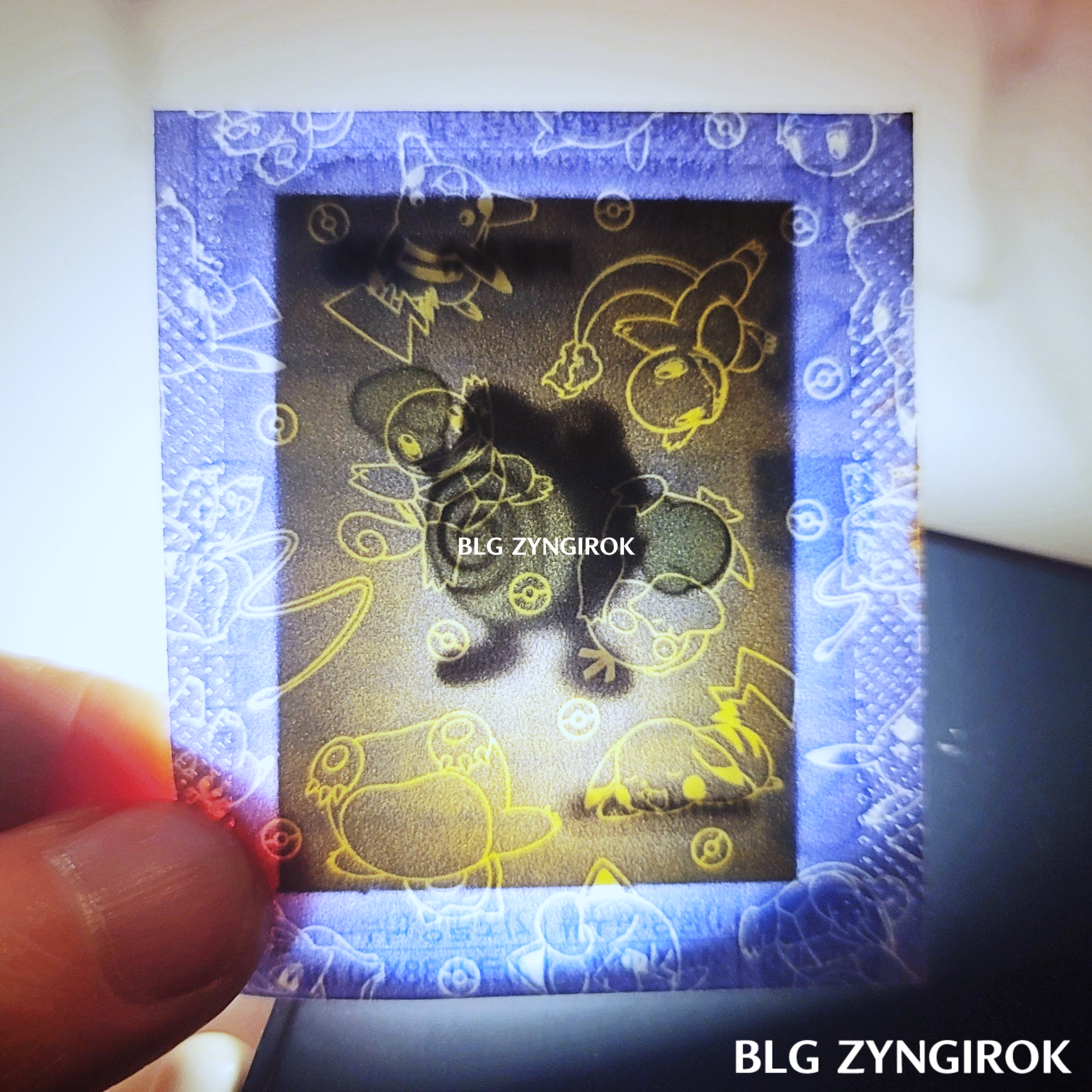 띠부띠부씰-수륙챙이-하나를-들고있다.