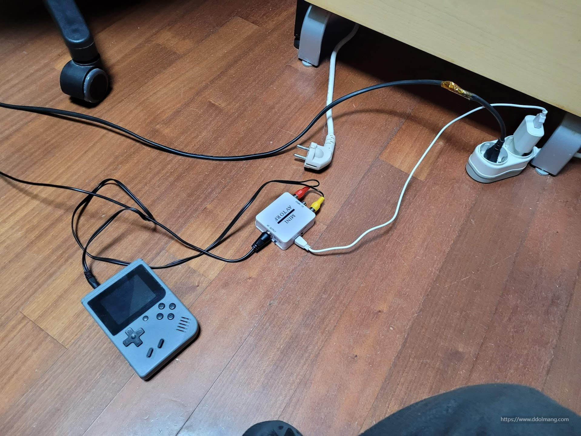 [게임기] &rarr; [RF 모듈레이터] &rarr; [케이블]이 연결된 모습