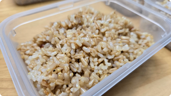 냉동보관 통에 있는 갓 지은 밥