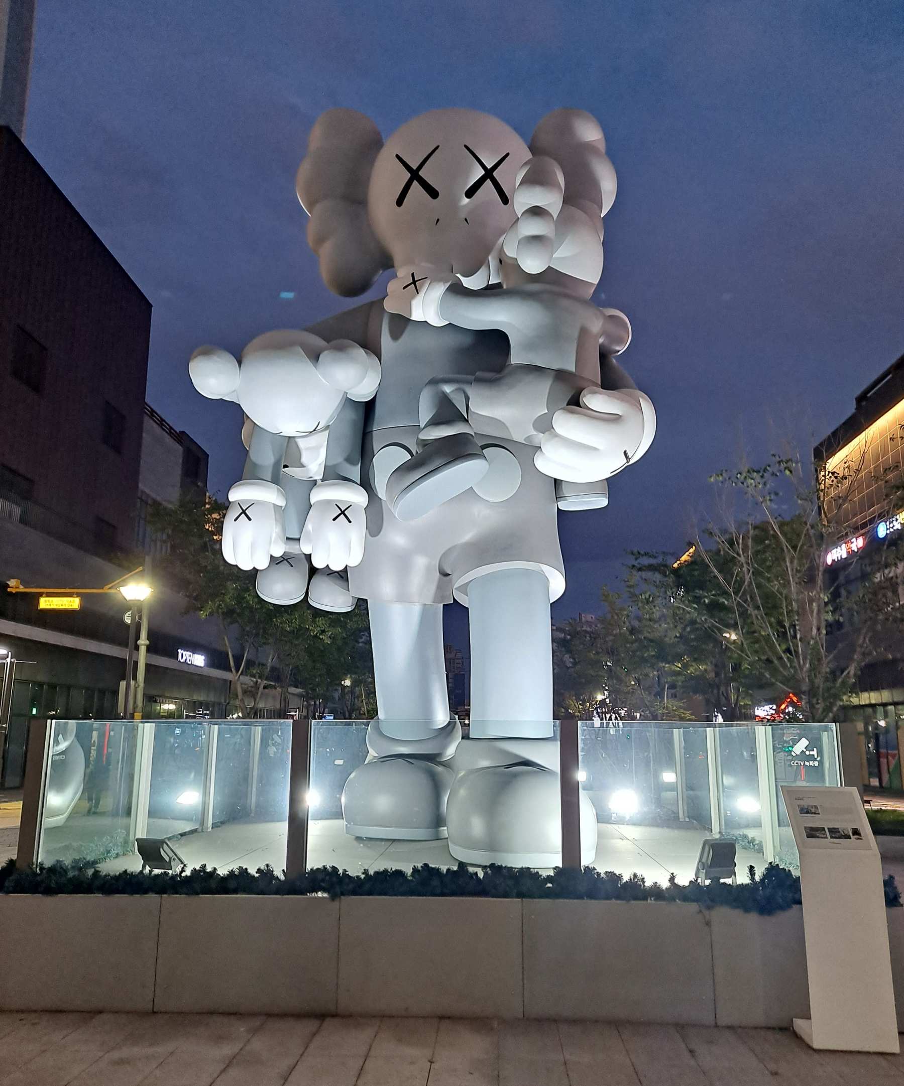 작은 컴패니언 들고 있는 마스코트